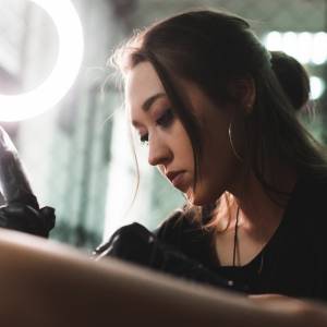 Wykonał sobie szokujący tatuaż. Internauci nie zostawili na nim suchej nitki. "Mam nadzieję, że to żart" [WIDEO]