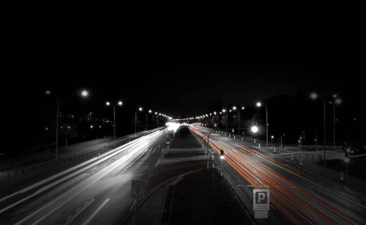 Tragedia na Wisłostradzie. Pasażerka taksówki wpadła pod samochód