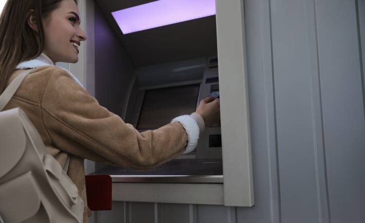 Coraz mniej bankomatów w Polsce. Gotówkę wypłacisz niedługo w innym miejscu, fot. Shutterstock