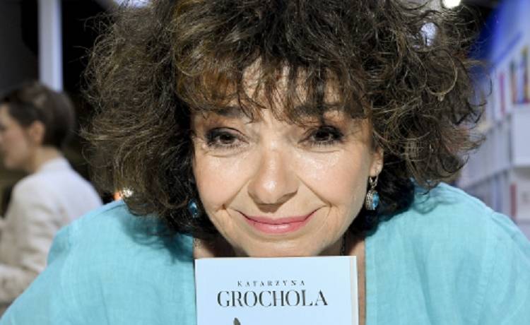 Katarzyna Grochola zapozowała w bikini. "Portret kobiety szczęśliwej" [FOTO]