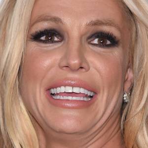 Britney Spears w kusym bikini. Kuszące pozy na brzegu to tylko początek [WIDEO]