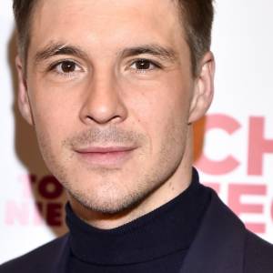 Mikołaj Roznerski "przyłapany". Serialowy pocałunek z koleżanką pod lupą internautów [ZDJĘCIE]