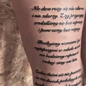 Jej tatuaż rozpętał aferę. To cały wiersz Wisławy Szymborskiej 