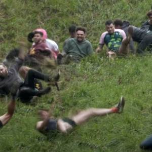 Tłum pobiegł z górki za toczącym się serem... "Tak, jesteśmy nienormalni". Cheese Rolling Competition 2022 za nami! [WIDEO]