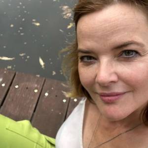 Krótkie, ostre cięcie i feeria barw na głowie Moniki Richardson. Fryzura odmieniła jej twarz  [FOTO]