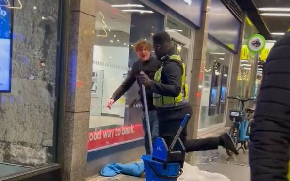 Bezdomny oblany wodą z mopa przez ochroniarza. Internauci wściekli [WIDEO]