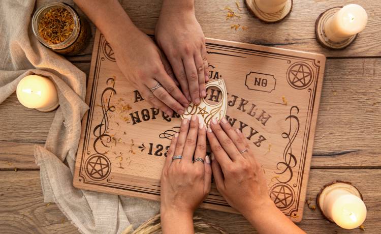Uważaj na tablicę Ouija. Wcale nie służy do zabawy...