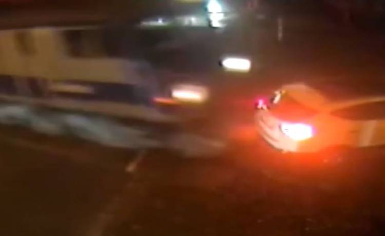 Włączyła kierunkowskaz i skręciła na tory. Chwilę później w auto uderzył pociąg [WIDEO]