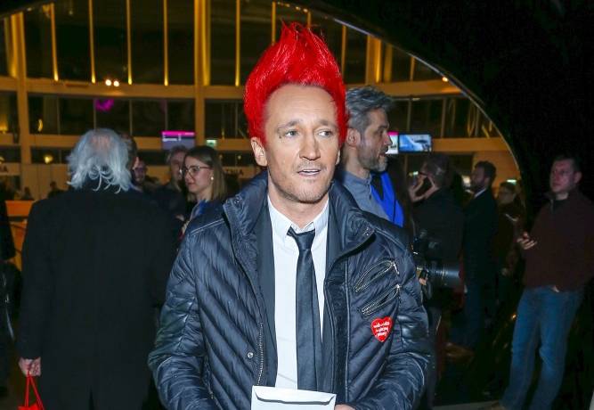 Michał Wiśniewski pokazał się z wygoloną głową. Na nowym zdjęciu wokalista jest nie do poznania!