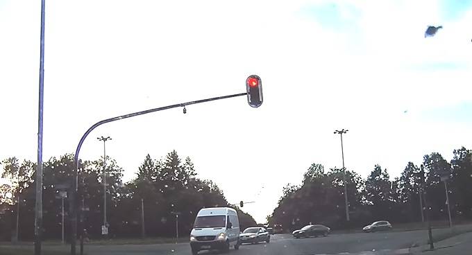 Rowerzysta niemal zginął pod kołami samochodu! Niebezpieczna sytuacja na skrzyżowaniu [WIDEO]