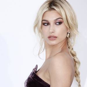 Hailey Bieber niemal nago! Żona Justina nie założyła dolnej części bielizny [ZDJĘCIA]                