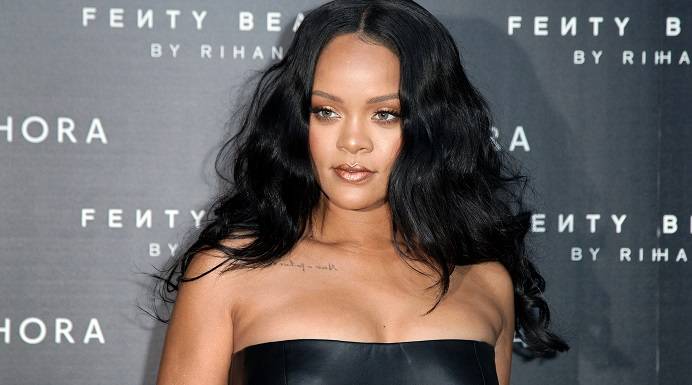 Rihanna kusi nad basenem! Zmysłowe kadry rozgrzały fanów wokalistki