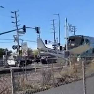 Awionetka wylądowała awaryjnie na torach kolejowych. Po chwili rozniósł ją pociąg [WIDEO]