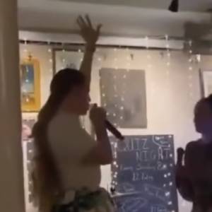 Odmieniona Adele wystąpiła na ślubie swojej przyjaciółki. Zapowiedziała też premierę nowej płyty! [WIDEO]