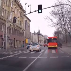 Kobieta wtargnęła na czteropasmową drogę, wprost pod koła samochodów. Wszystko nagrała kamera! [WIDEO]