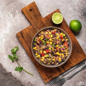 Tą sałatką zaskoczysz swoich gości. Sprawdź, jak ją zrobić!