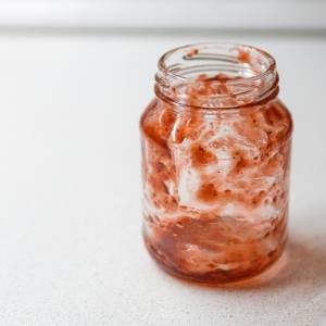 Nie wyrzucaj brudnych słoików do recyklingu, zanim nie przeczytasz tego!