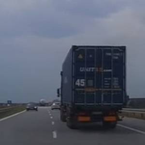 Pod prąd autostradą A1! Prawie doszło do zderzenia! Szokujące nagranie trafiło do sieci