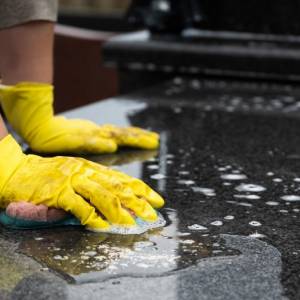 Poradnik, jak wyczyścić grób. Poznaj 3 domowe sposoby