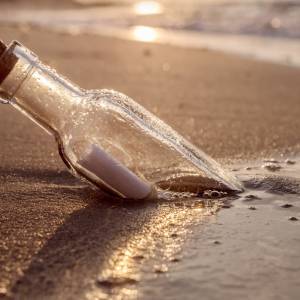 Wrzuciła do morza list w butelce. Po 10 latach dostała odpowiedź                                                                                       