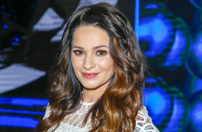 Ewelina Lisowska eksponuje ciało w sportowym topie. W komentarzach odniesienie do odchudzania! Piosenkarka dosadnie odpowiedziała [ZDJĘCIE]        