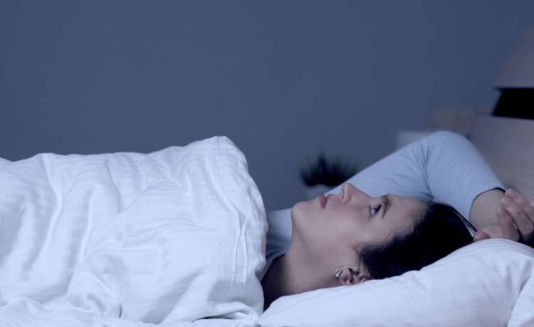 3 sposoby na ponowne zaśnięcie po wybudzeniu się w nocy. Są niezawodne!