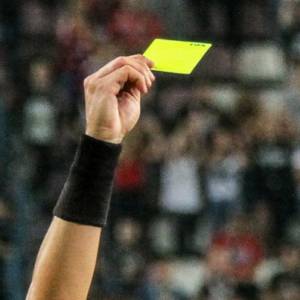 Niebieska kartka może wkroczyć na boiska. Szykuje się rewolucja w przepisach
