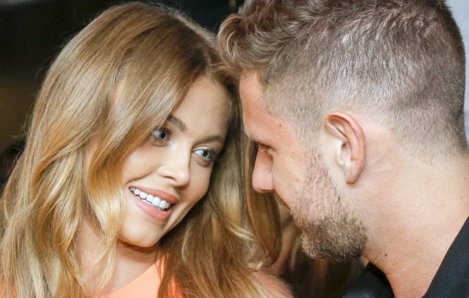 Pikantne zdjęcia Joanny Opozdy i Antka Królikowskiego w sieci. Aktorka jest w prześwitującej bieliźnie