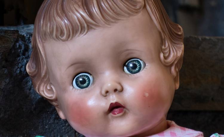 Opętana lalka w sprzedaży. Poprzedni właściciel mówi o przerażającej klątwie 