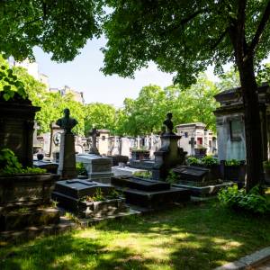 Przesąd głosi, że tak ściągniesz na siebie pecha. Czego nie robić na cmentarzu? 