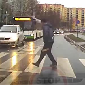 Tańczył na przejściu dla pieszych. Kierowcy prawie puściły nerwy [WIDEO]