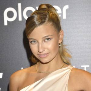 "Lateks Girl"... Julia Wieniawa prezentuje wdzięki w obcisłym lateksie w centrum stolicy [FOTO] 