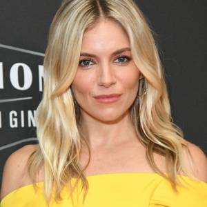 41-letnia Sienna Miller odsłoniła się na plaży. Tak potwierdziła plotki o ciąży [FOTO]