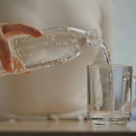 Takie są skutki picia wody gazowanej. Mało kto wie, jak wpływa na jelita