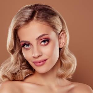 Postaw na makijaż inspirowany czerwonym winem. TikTok oszalał na jego punkcie!