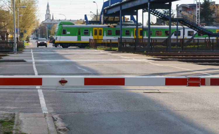 Szlaban na przejeździe uszkodził mu auto. Powiadomił policję i dostał mandat