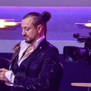 Baron odebrał od niej telefon przy świadkach. Rozmowę nagrały kamery