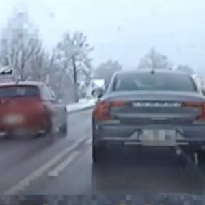 Ominął korek, jadąc pod prąd. Szybko tego pożałował. Wszystko się nagrało [WIDEO]