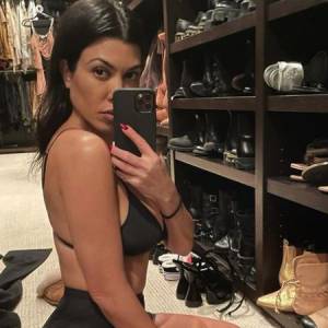 Skąpo odziana Kourtney Kardashian wbiła szpilę siostrom! Przerobiła zdjęcie, bo nie zaprosiły jej do wspólnej sesji fotograficznej