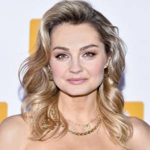 Małgorzata Socha pozuje na tle morskich fal w kusym stroju. Co za figura! Wakacyjne zdjęcia aktorki zachwyciły internautów                