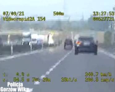 Jechał mercedesem 249 km/h. Był zaskoczony mocą radiowozu [FILM]