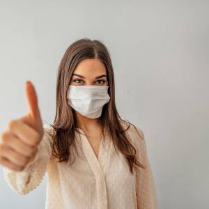 Pielęgnacja skóry przy noszeniu maseczek. Jak uniknąć pogorszenia cery?