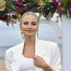 Karolina Pisarek w kontrowersyjnej stylizacji ślubnej. Internauci nie mieli litości! "Sukienka niestosowna do takiej okazji" [WIDEO]