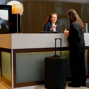 W hotelu proszą cię o okazanie dowodu osobistego? Ekspert ds. bezpieczeństwa radzi, co zrobić