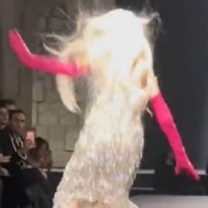 Niebezpieczny upadek modelki. Co się stało z jej stopami? [WIDEO]