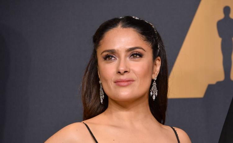 56-letnia Salma Hayek wyprężyła ciało w bikini. Trudno oderwać wzrok [ZDJECIE]