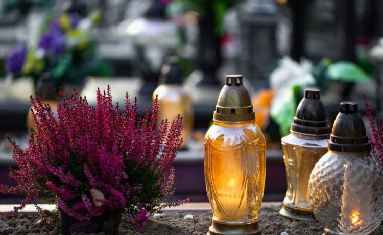 Czyszczenie nagrobków. Domowe specyfiki lepsze niż sklepowa chemia?