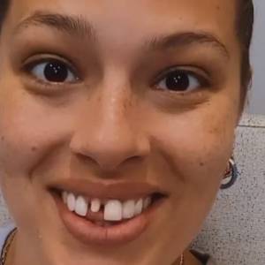 Piękna Ashley Graham bez jedynki! Modelka ugryzła ciastko owsiane… i straciła zęba