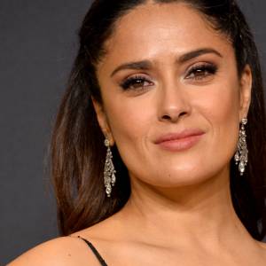 Salma Hayek w skórzanej sukience i kabaretkach! Aż trudno uwierzyć, że ma 56 lat! [WIDEO]