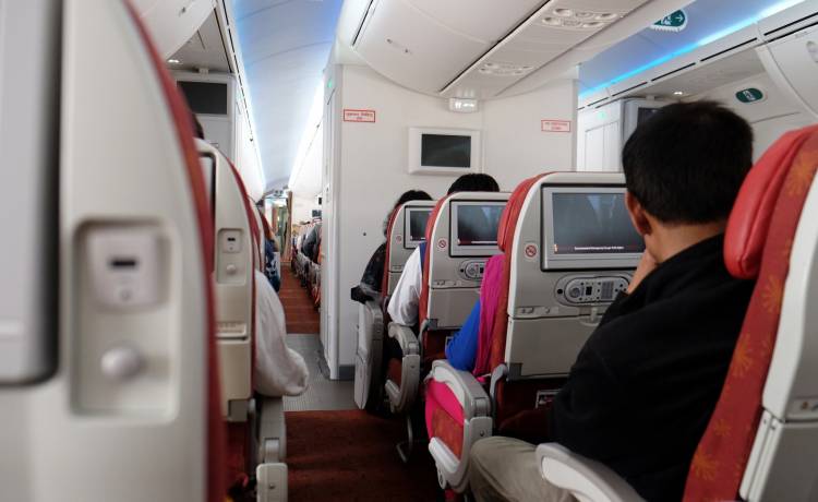 Indie. Para ominęła obostrzenia i wzięła ślub w samolocie. Na pokładzie było ponad 160 gości